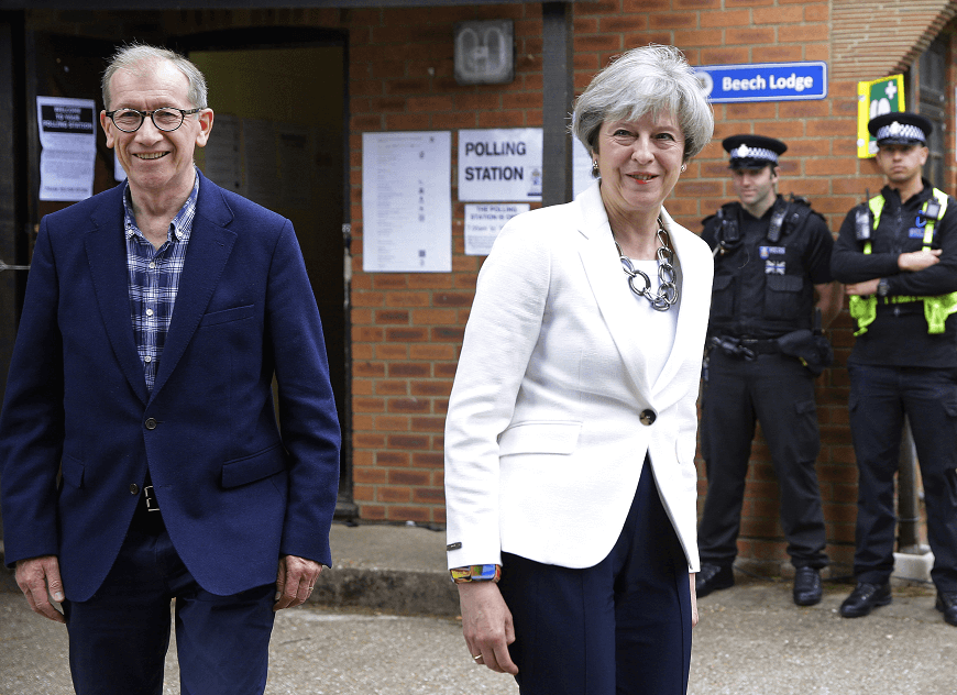 Theresa May y su esposo Philip votaron en la localidad de Sonning on the River Thames