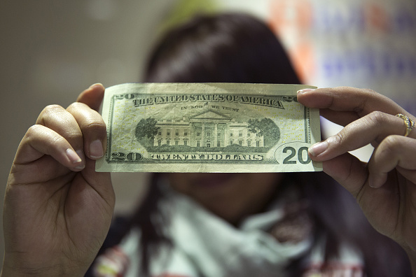 El dólar pierde terreno frente al peso por octava sesión consecutiva