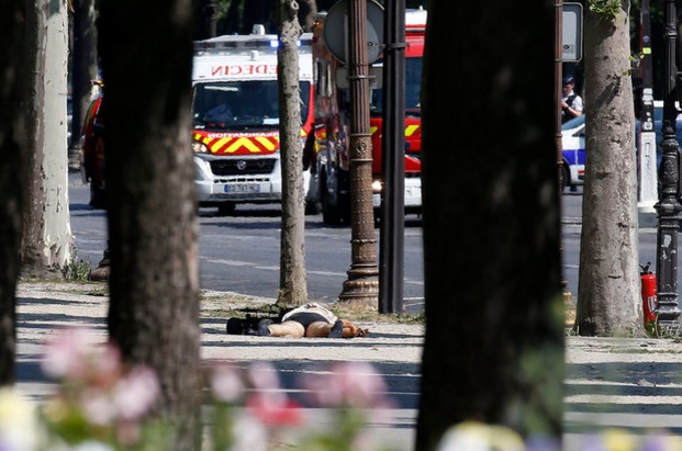 El cuerpo del sospechoso quedó tendido en el suelo (Reuters)