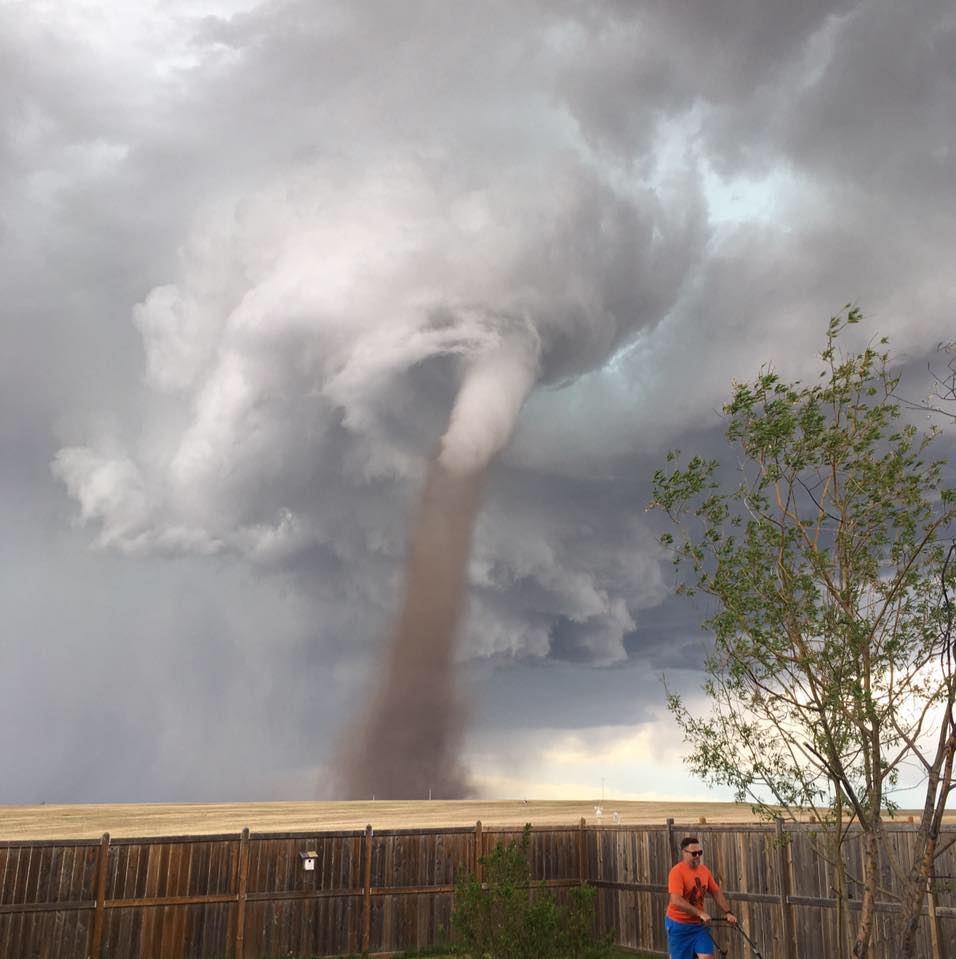 Tornado hombre pasto