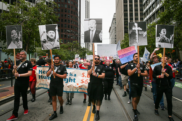 Desfiles del orgullo gay en Estados Unidos protestan contra Trump