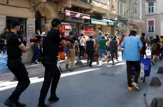 La policía antidisturbios de Turquía usa balas de goma para dispersar a activistas LGBT (Reuters)