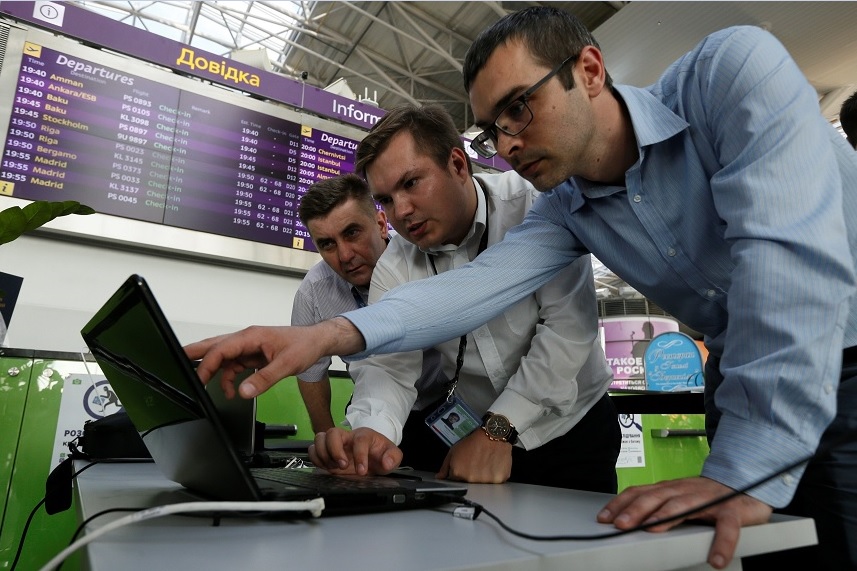 Especialistas en ciberseguridad trabajan para recuperar datos perdidos, asegura el gobierno de Ucrania (Reuters)