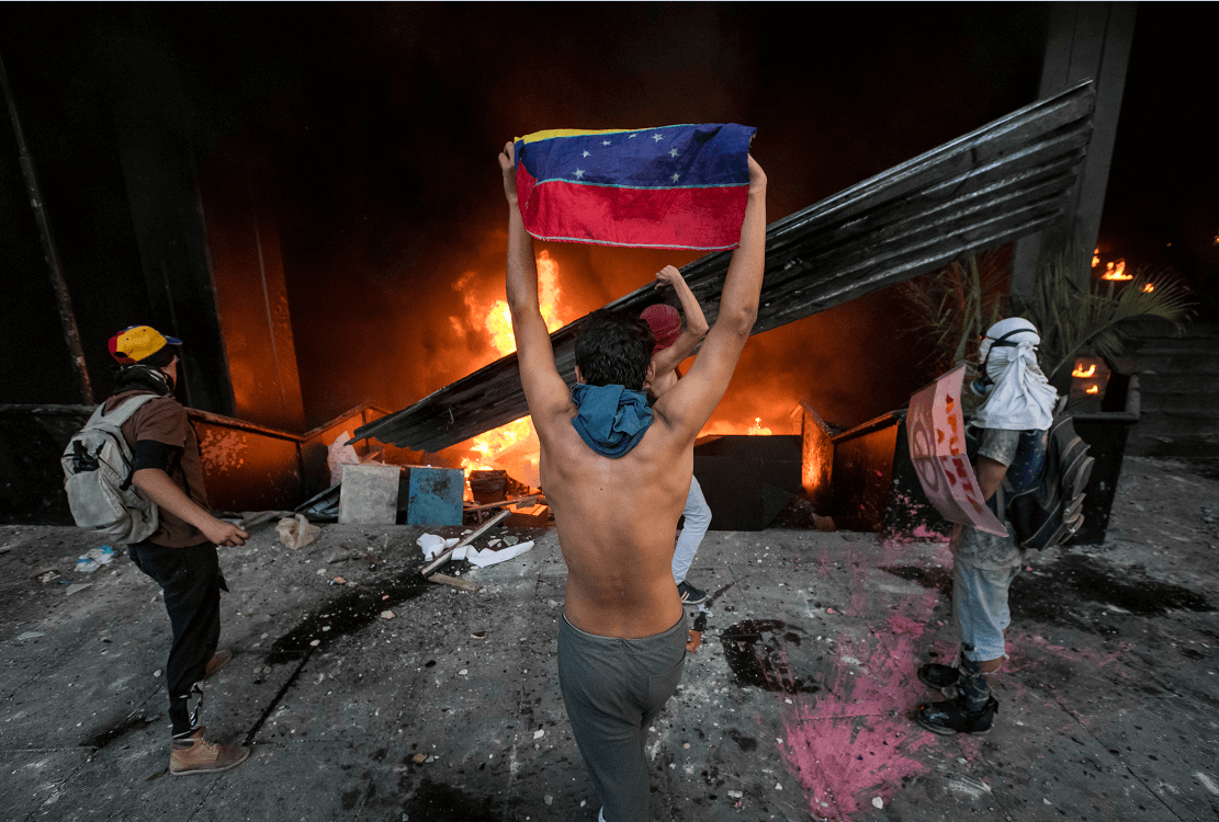 Un grupo de encapuchados prende fuego a la Dirección Ejecutiva de la Magistratura del Tribunal Supremo de Venezuela