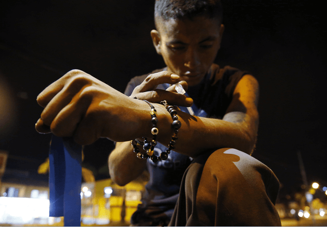 Un joven se inyecta heroína en el brazo, en Colombia