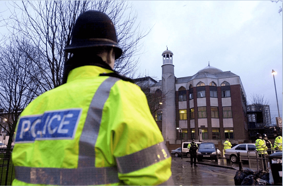 Un policia britanico vigila una mezquita en Londres
