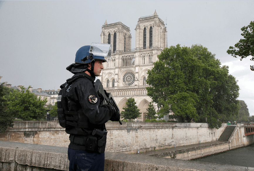 Un policía vigila los alrededores de la catedral de Notre Dame en París