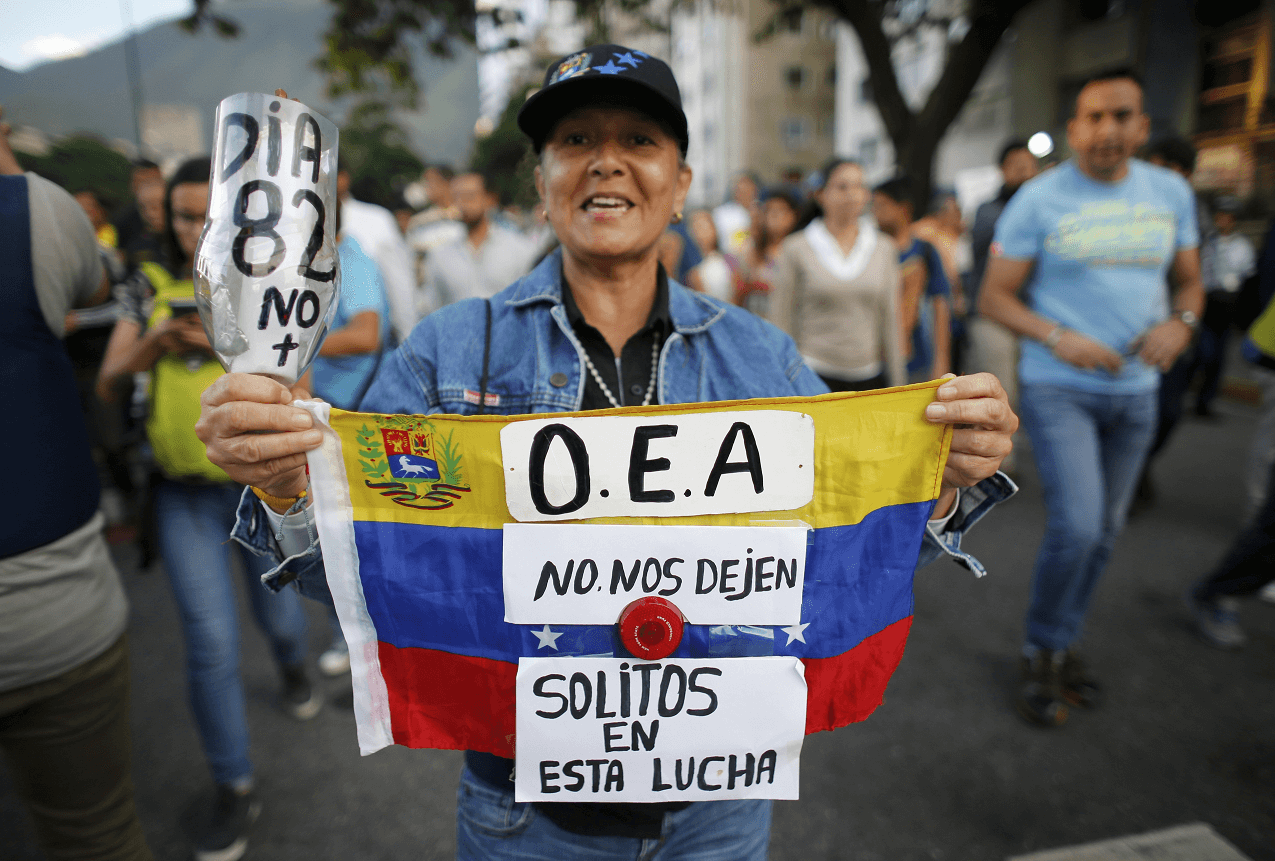 Una mujer se manifiesta en contra del gobierno venezolano, durante la asamblea de la OEA en Cancún. (AP, archivo)