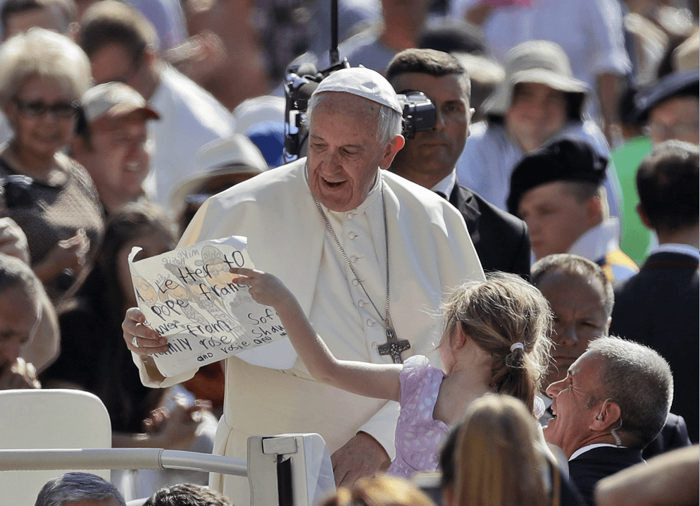 El papa Francisco saluda a una nina en el Vaticano