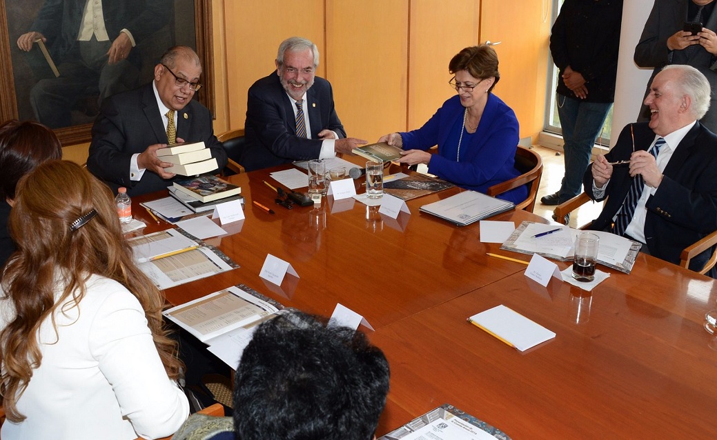 El rector de la UNAM, Enrique Graue, entrega la Cuenta Anual 2016 a la Cámara de Diputados. (Notimex)