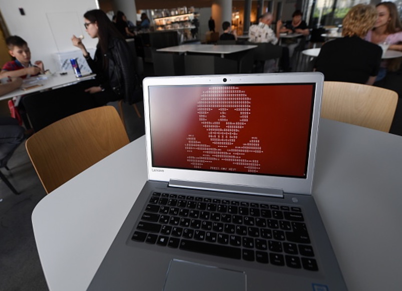 Una computadora hackeada por un virus conocido como Petya (Getty Images)