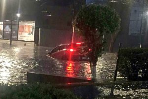 Vehículo, varado, lluvia, inundación, Ferrocarril de Cuernavaca, Polanco