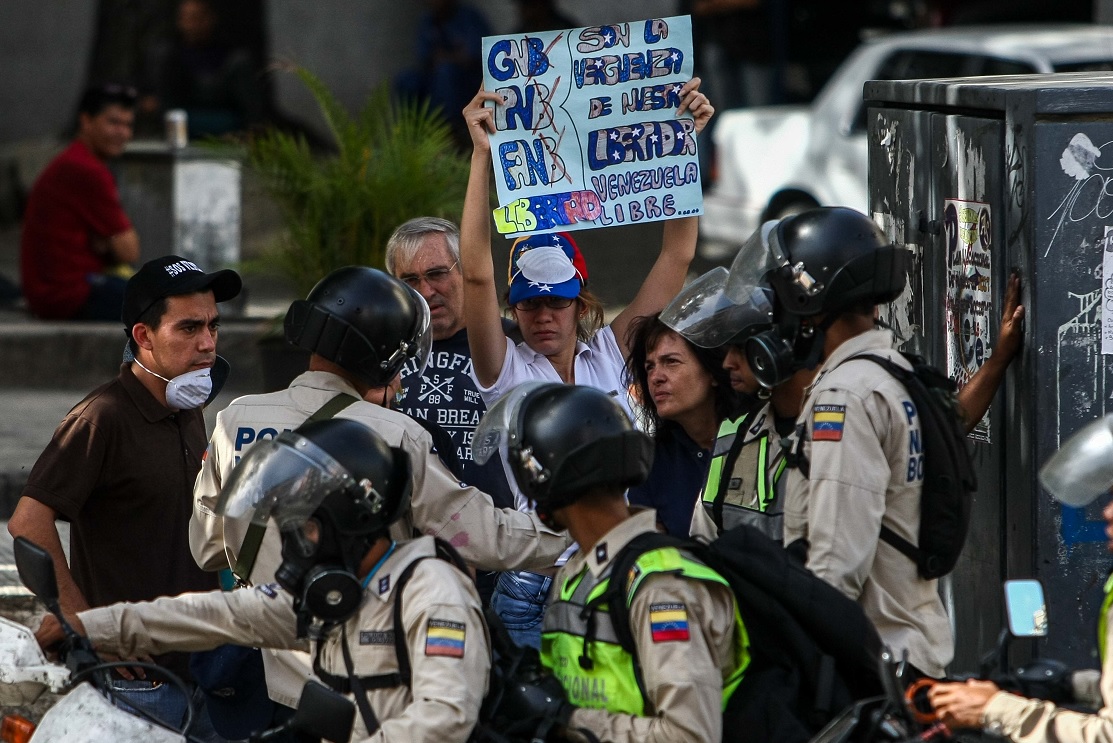 Oficiales de la Policía Nacional Bolivariana durante una protesta en Venezuela (EFE)