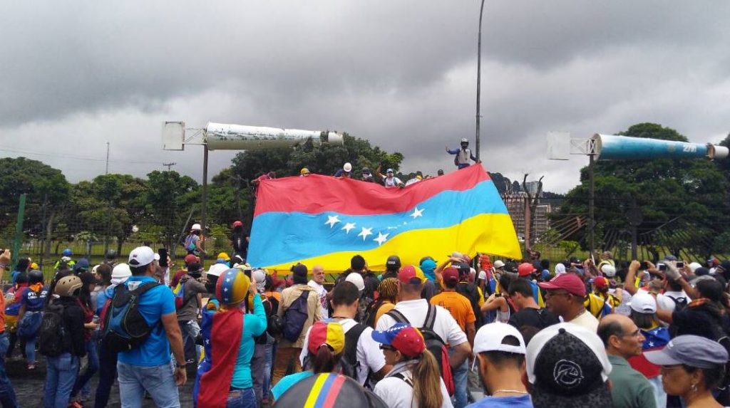 Manifestantes derriban cerca de base aérea en Venezuela