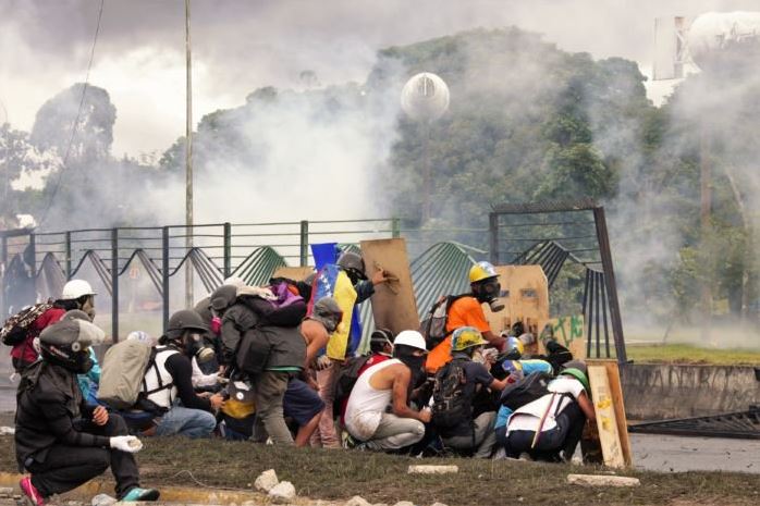 Manifestantes derriban cerca de base aérea en Venezuela