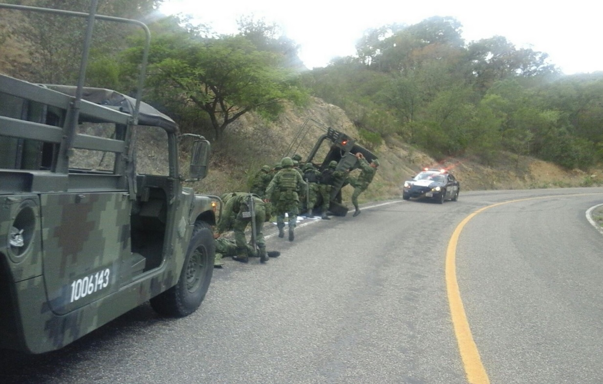 Vuelca, vehiculo militar, Oaxaca, Lesionados, Accidente vial