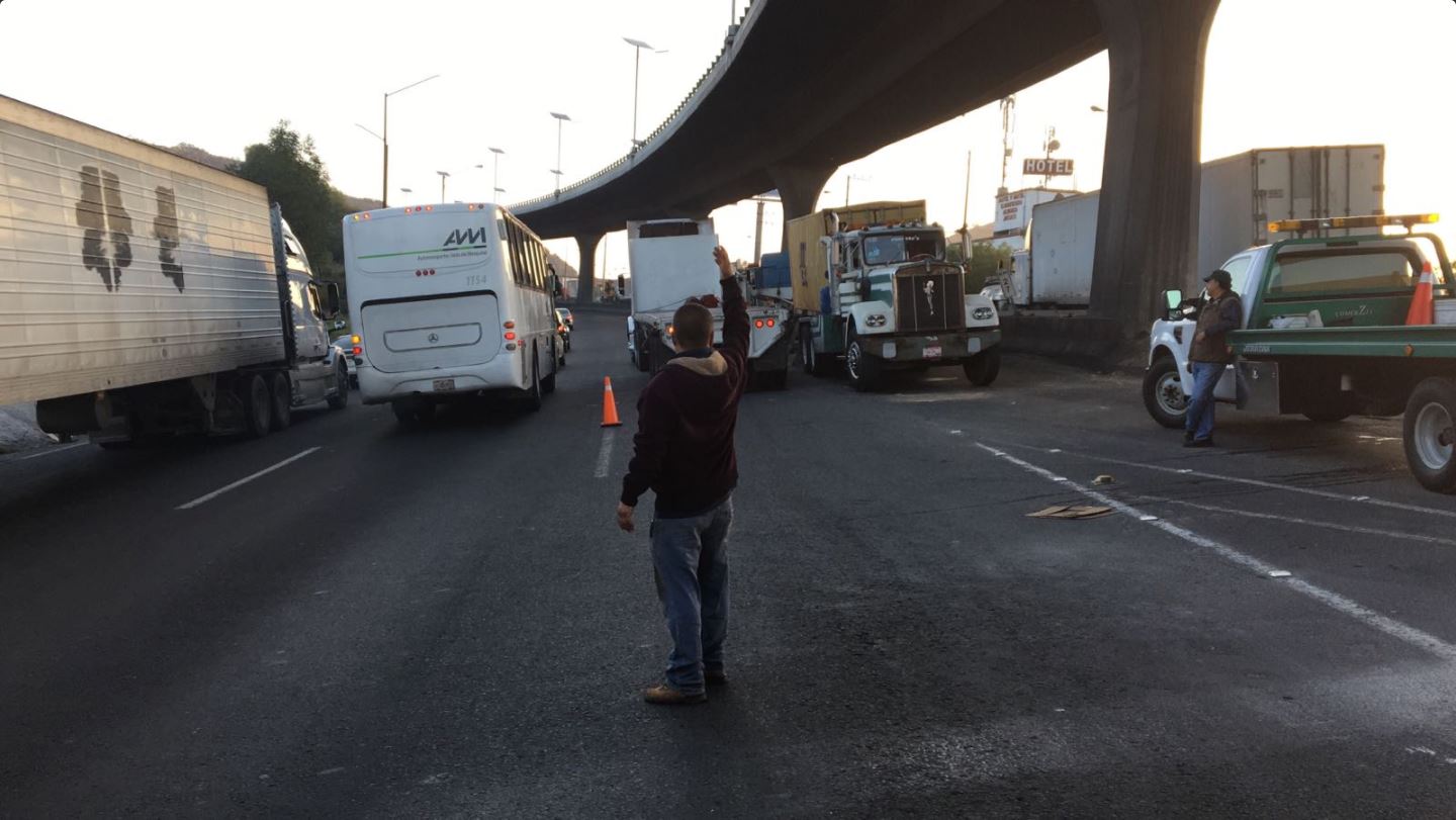 Caja de trailer vuelca sobre la autopista mexico queretaro