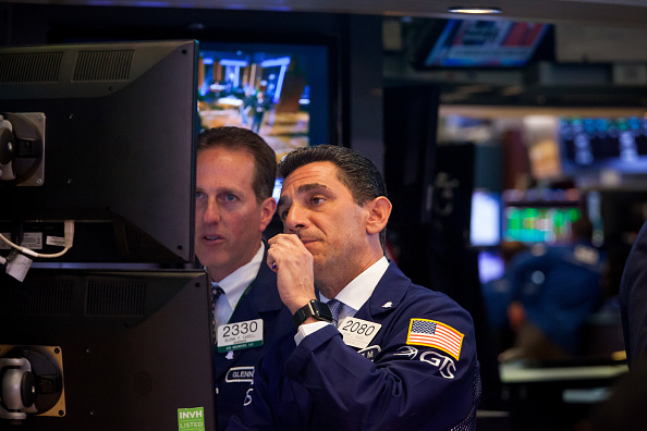 Operadores revisan el desarrollo de las acciones en Wall Street