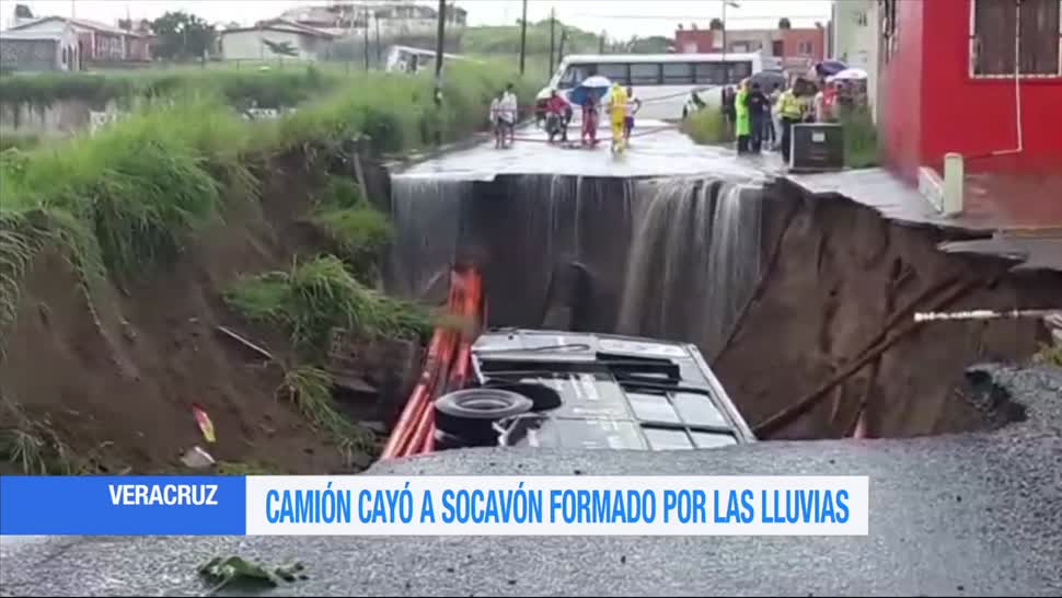 Camión, cae, socavón, Veracruz, video, afectaciones lluvias