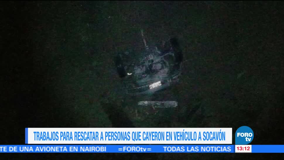 Protección Civil trabaja, rescate de dos personas, atrapadas en socavón, Paso Express de la autopista México-Cuernavaca