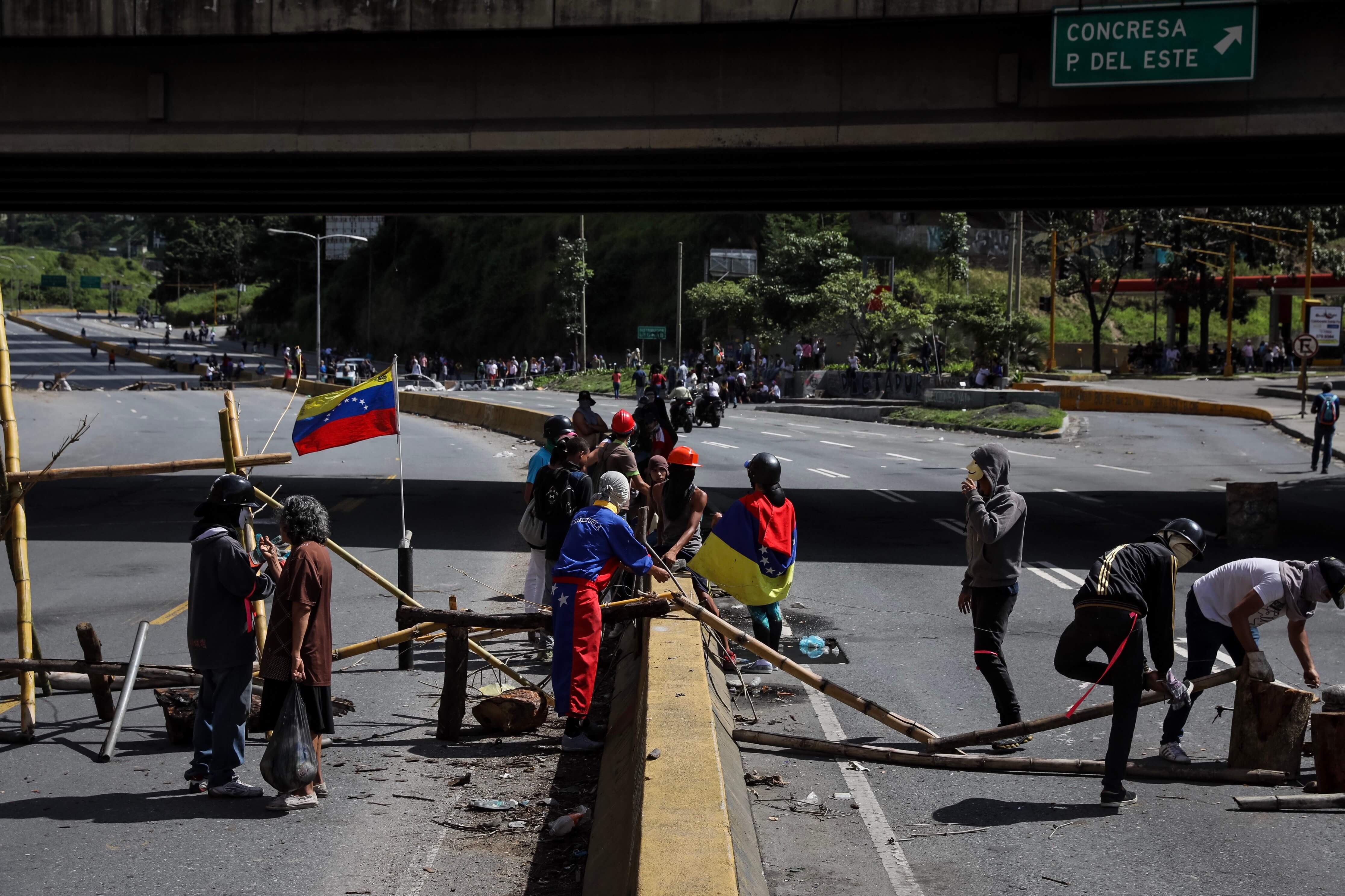 Manifestantes Barricada Bloqueo Venezuela Asamblea Constituyente