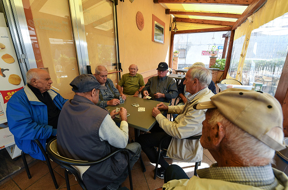 Un grupo de adultos mayores juega cartas