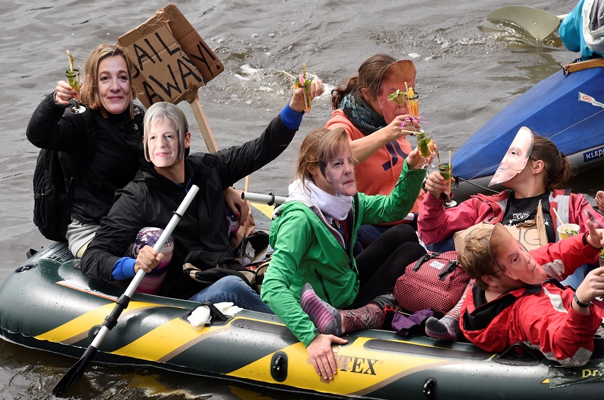 Gente en embarcaciones participa en las protestas antes de la próxima cumbre del G20 en Hamburgo (Reuters)