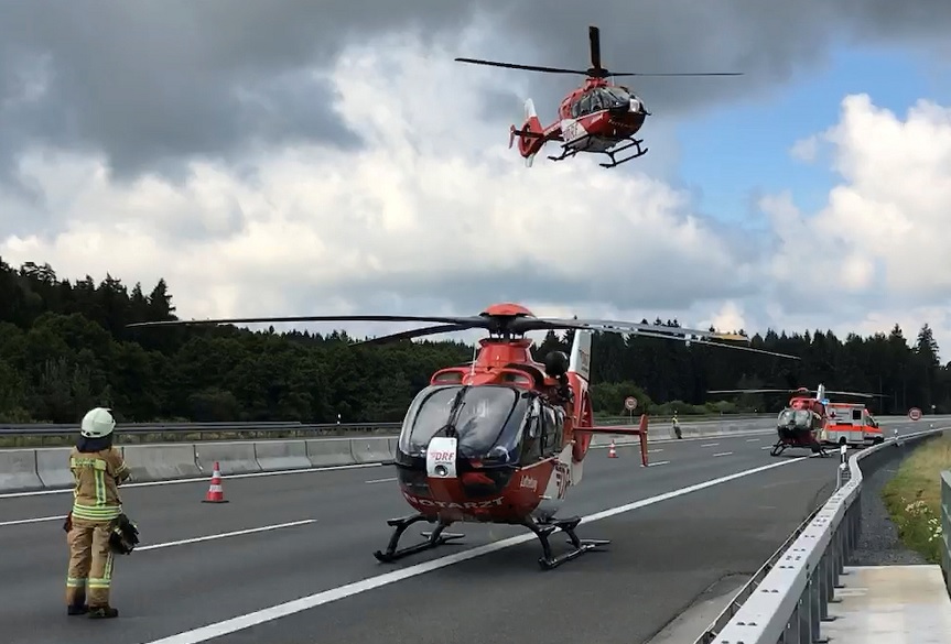 Helicópteros en el sitio donde estalló un vehículo después de chocar con un camión en una autopista cerca de Muenchberg, Alemania (Reuters)