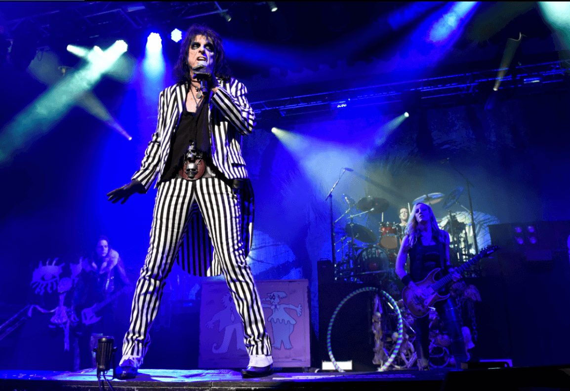 Alice Cooper durante un concierto en Merrillville, Indiana