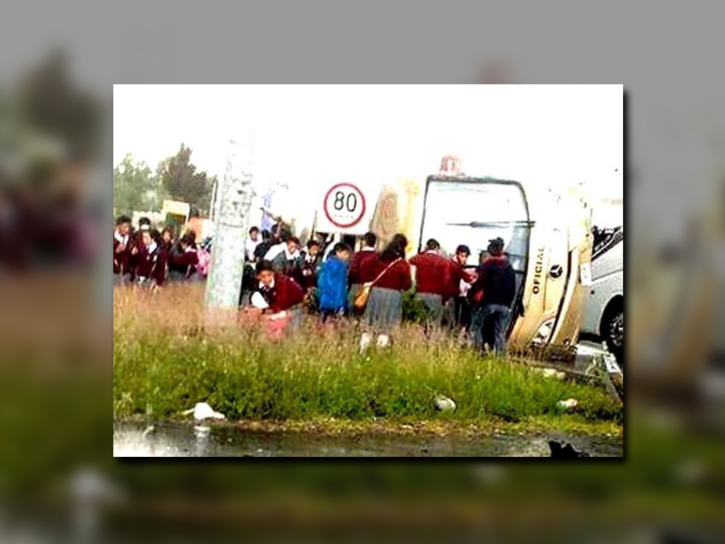 Varios estudiantes resultan lesionados por la volcadura de autobus