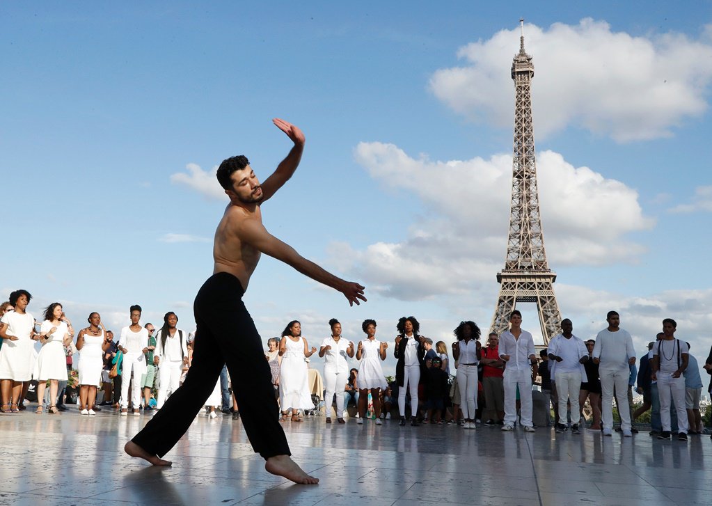París, Torre Eiffel, sirio, bailarín, mensaje, paz,