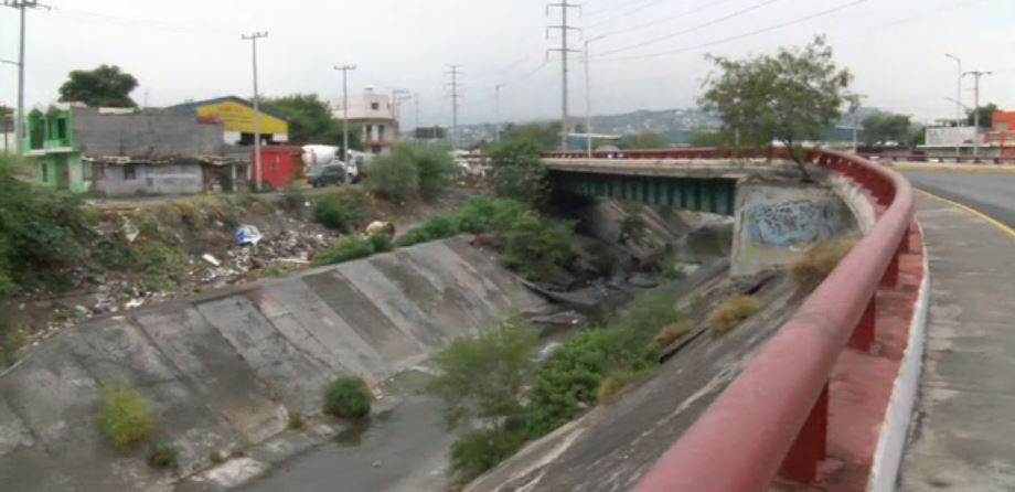 Arroyo de Monterrey se convierte en basurero