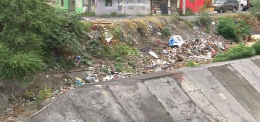 Arroyo de Monterrey se convierte en basurero