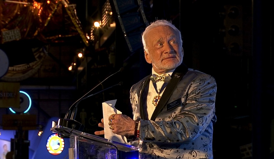 Buzz Aldrin, astronauta del Apolo 11, habla en la conmemoración de la misión de 1969 a la Luna (AP)
