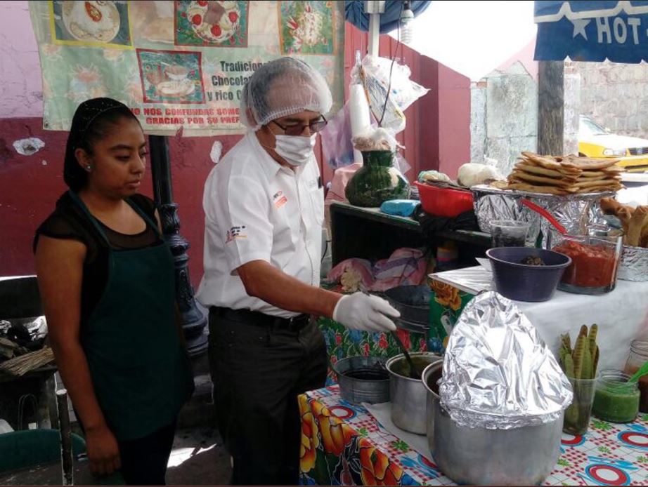 Autoridades sanitarias de Oaxaca revisan alimentos durante la guelaguetza