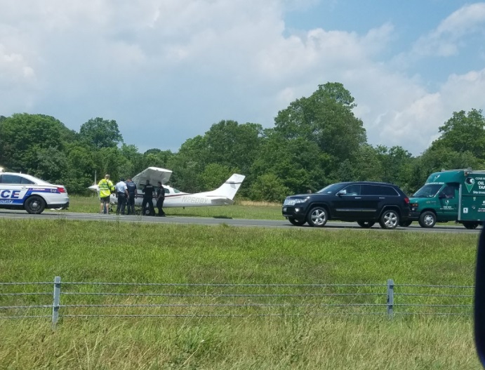 Una aeronave monomotor Cessna 206 aterriza de emergencia en una carretera en Long Island, New York (Twitter: @_katherine)