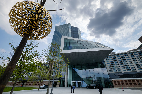 Inversionistas en Bolsas europeas aguardan noticias del BCE