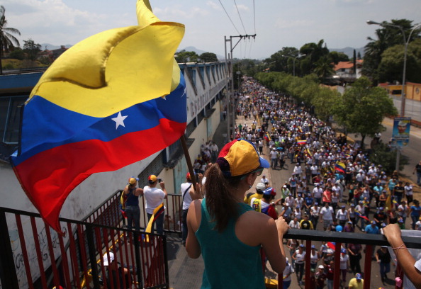 Manifestantes venezolanos protestan contra el Gobierno de Nicolás Maduro
