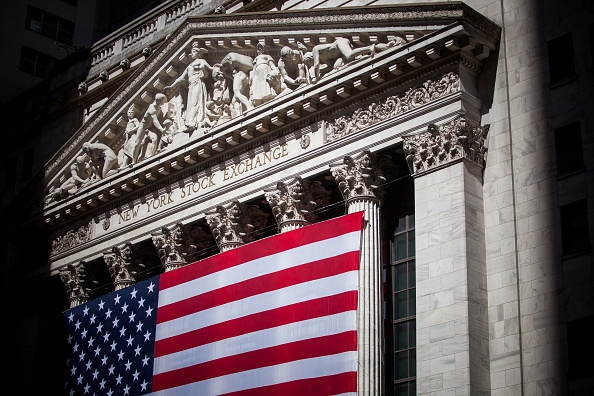 Bandera estadounidense se exhibe fuera de la Bolsa de Nueva York