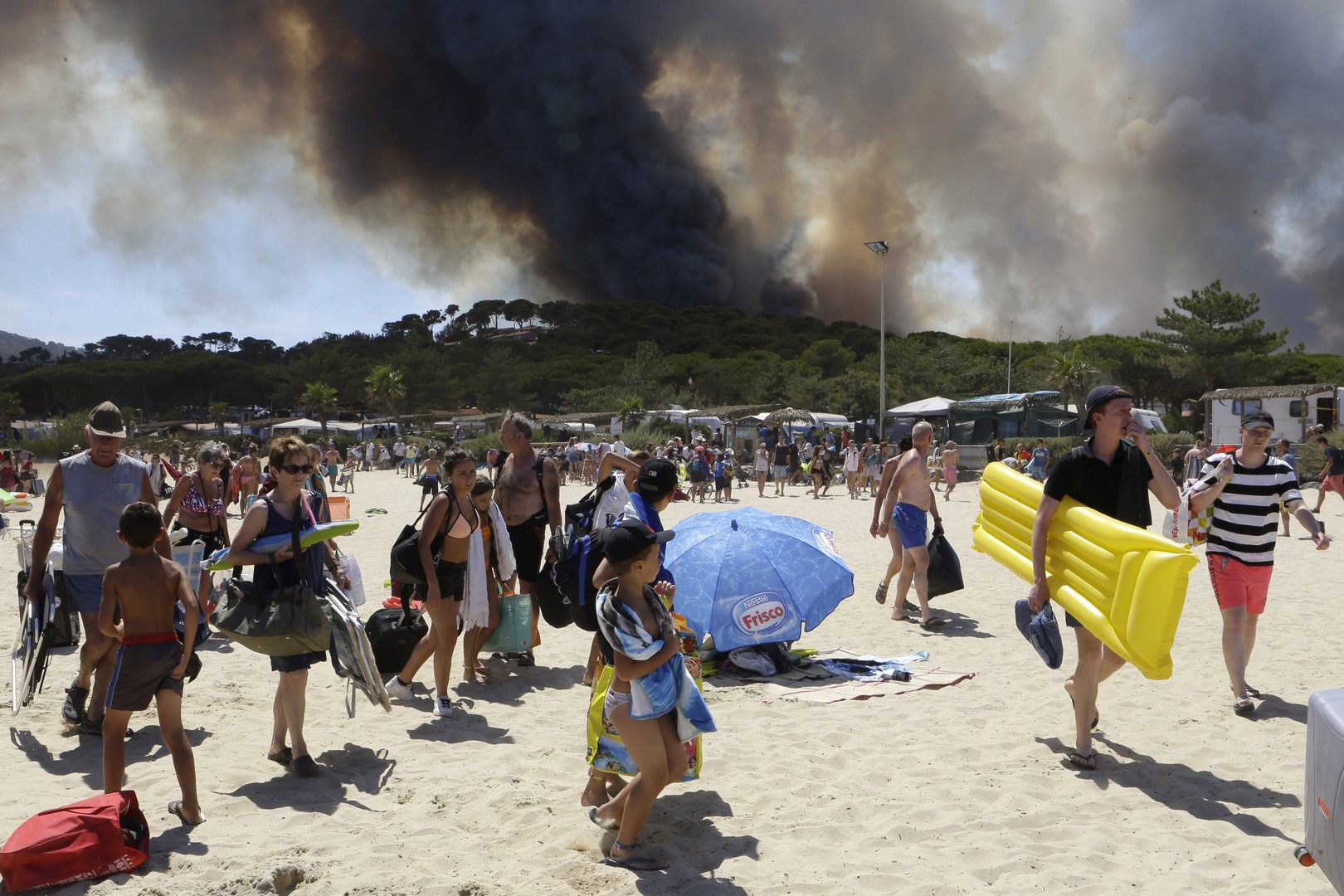 Desalojan playa Le Lavandou por incendio forestal