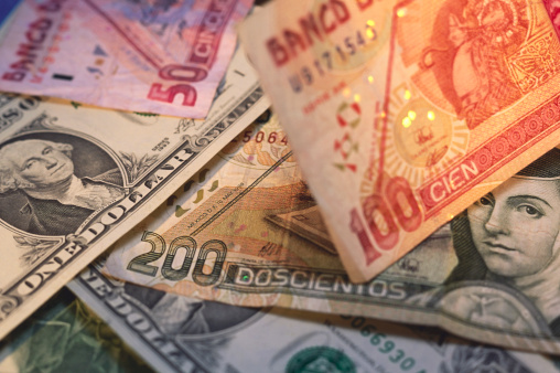 Billetes mexicanos de 50 100 y 200 pesos con dólares estadounidenses
