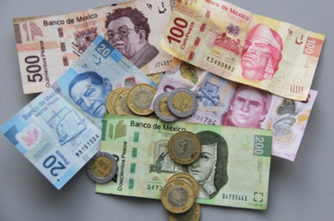 Billetes y monedas mexicanas de diferente denominación