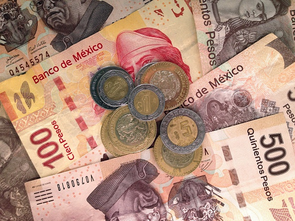 Billetes y monedas mexicanas de diferente denominación