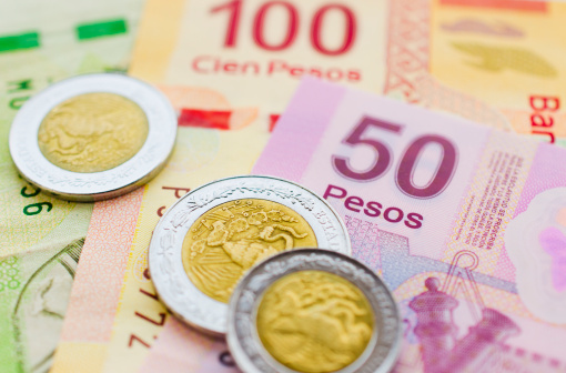 Billetes y monedas mexicanos de diferente valor