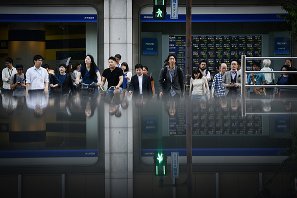 Tablero electrónico muestra resultados de la Bolsa de Tokio