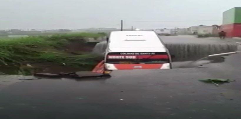 cae camion en socavonpor lluvias en veracru