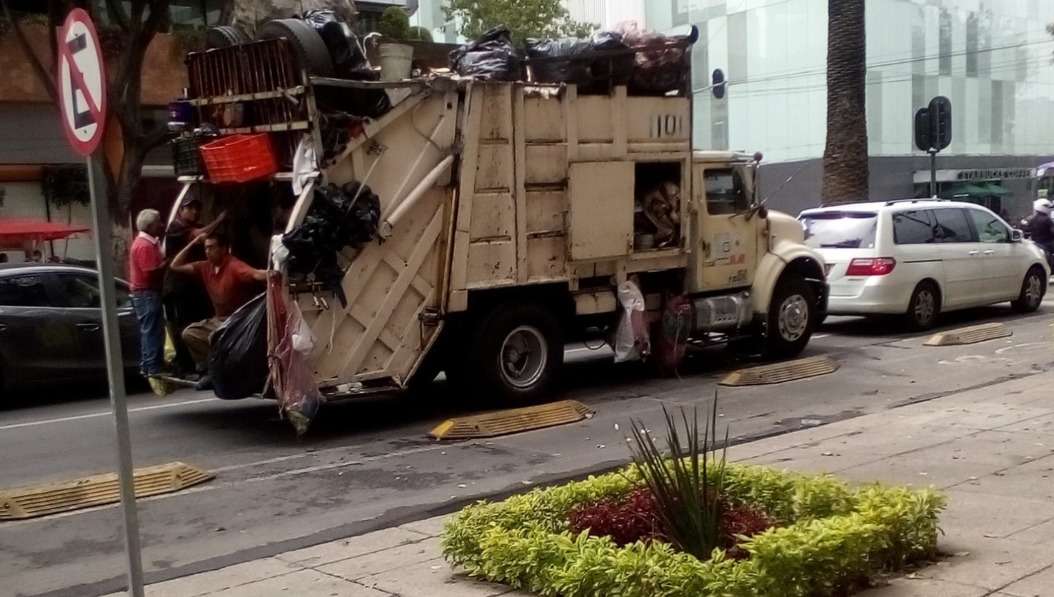 Los camiones de basura se llevarán residuos sólidos. (Twitter @alfonsorenter13/Archivo)