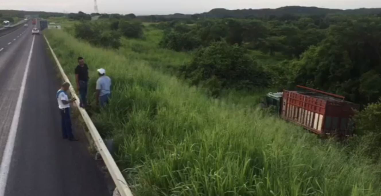 Camión se sale del camino en San Julián, Veracruz