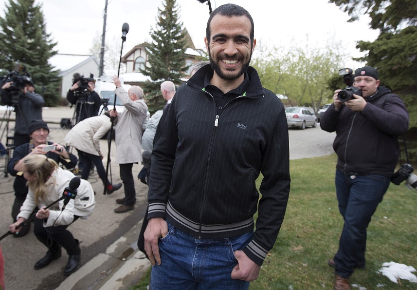 Omar Khadr abandona una rueda de prensa tras ser puesto en libertad bajo fianza (Reuters)