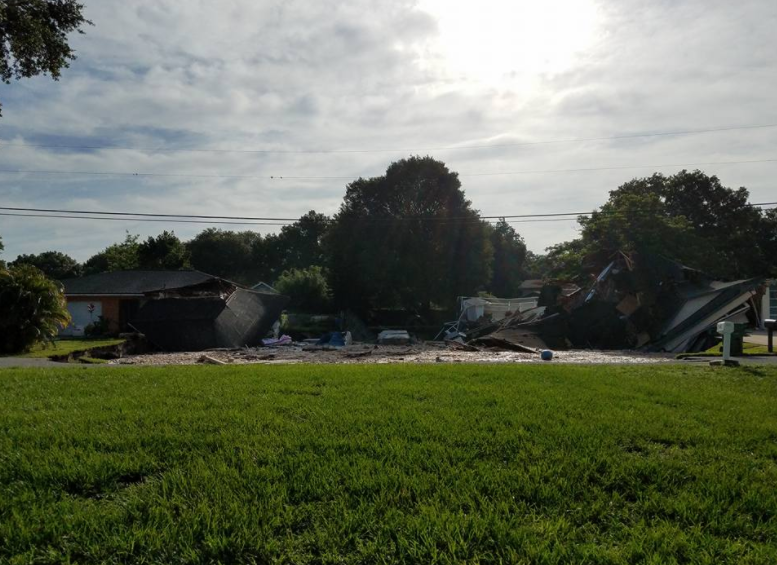 Casa cae en socavón formado en Land OLakes, Florida 